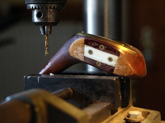 Holz- und Metalloberflächen mit verschiedenen Finishes