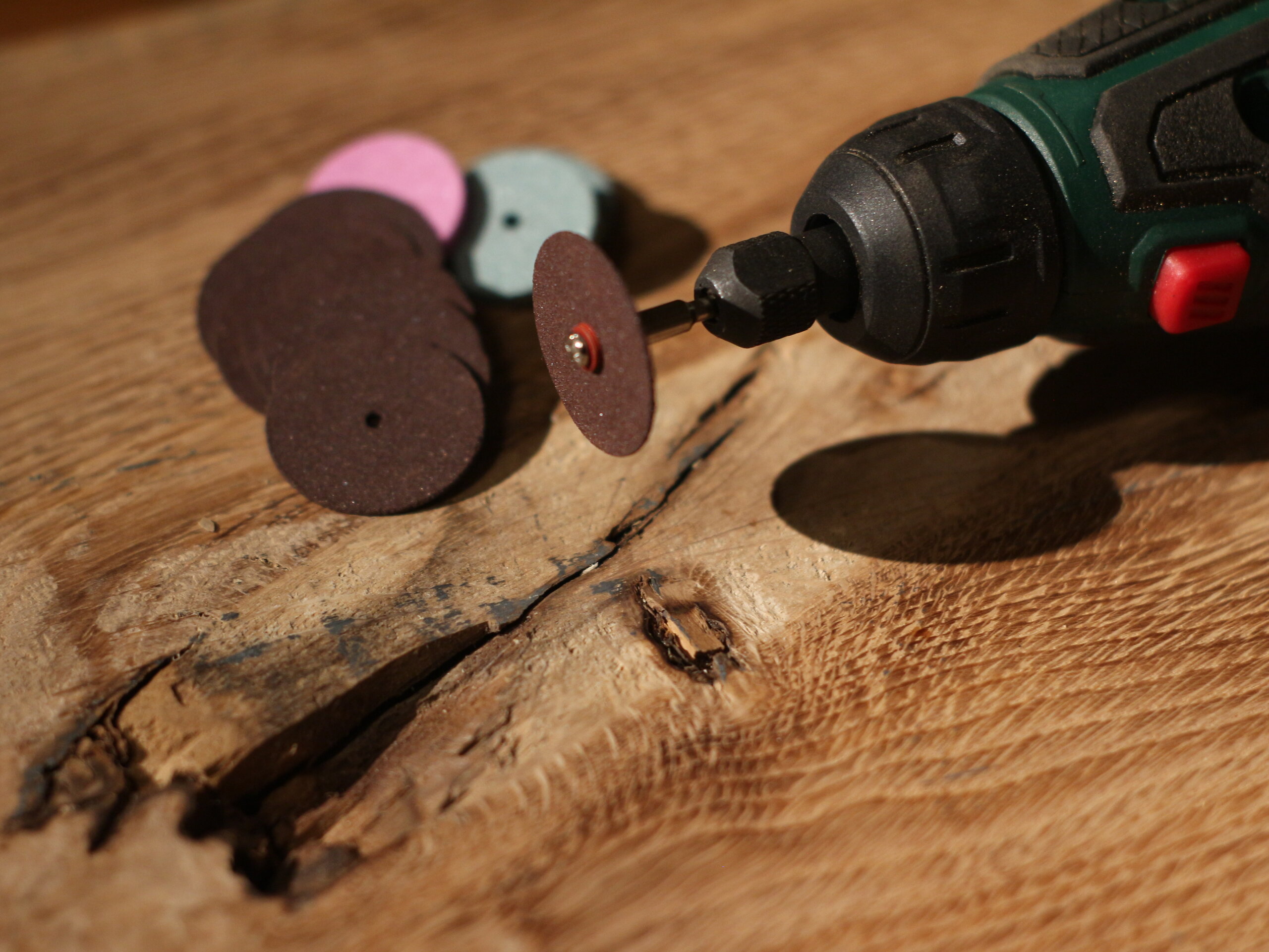 Holz- und Metallmuster in verschiedenen Farbtönen