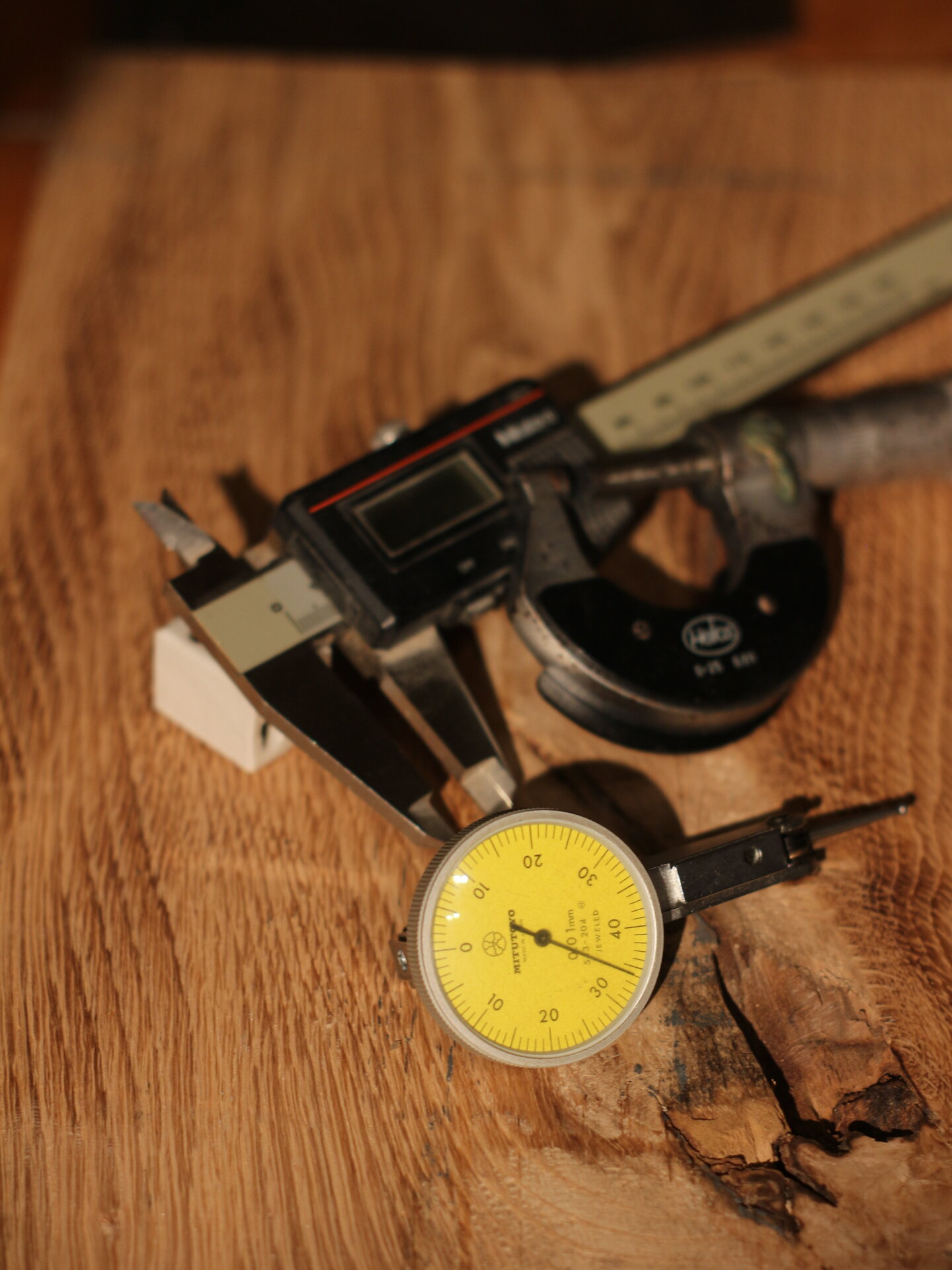 Maßband an der Wand zur Planung eines Formats