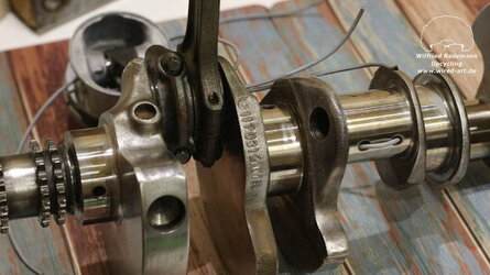 Symbolgrafik Upcycling und Recycling im Vergleich