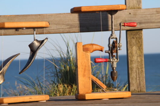 Mikrofasertuch reinigt die Metalloberfläche einer Lampe